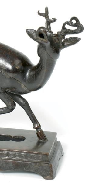 CHINE - Epoque MING (1368 - 1644) Statuette de cerf en bronze à patine brune, formant...
