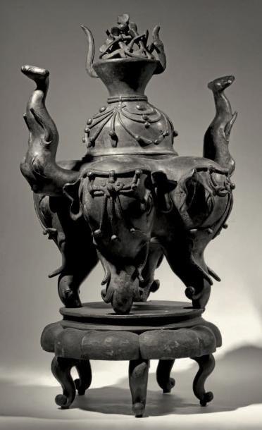 CHINE - Epoque MING (1368 - 1644) Brûle-parfum quadripode en bronze à patine brune...