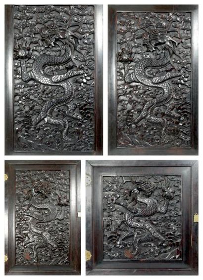 CHINE - XIXe siècle Ensemble de quatre portes d'armoire en palissandre à décor sculpté...