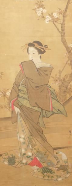 JAPON - fin du XIXe siècle Encre polychrome sur soie, portrait d'une courtisane debout....