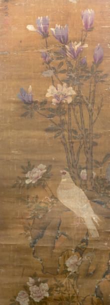 CHINE - XVIIe siècle Peinture à l'encre et couleurs sur soie, représentant d'un oiseau...