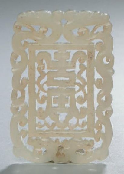 CHINE - Début XXe siècle Pendentif de forme rectangulaire en néphrite céladon à décor...