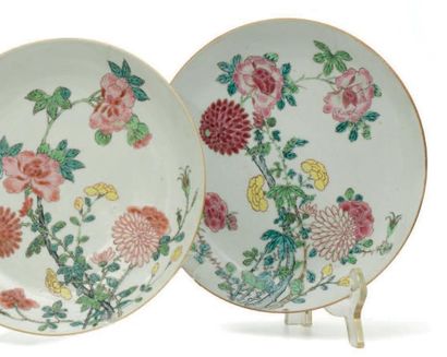 CHINE - Epoque YONGZHENG (1723 - 1735) Paire de coupes en porcelaine décorée en émaux...