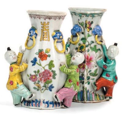 CHINE - XIXe siècle Deux vases appliques en porcelaine émaillée polychrome tenus...