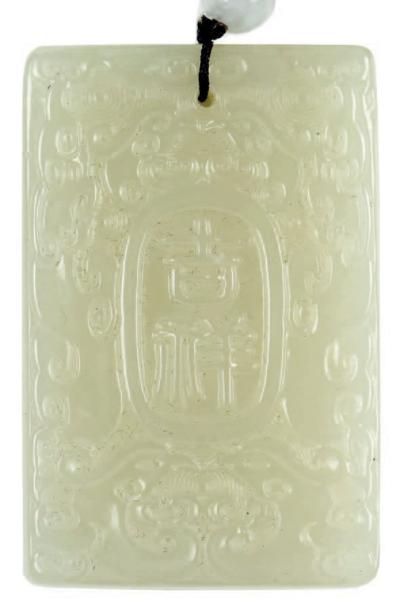 CHINE - XXe siècle Pendentif en néphrite céladon à décor sculpté de médaillons de...