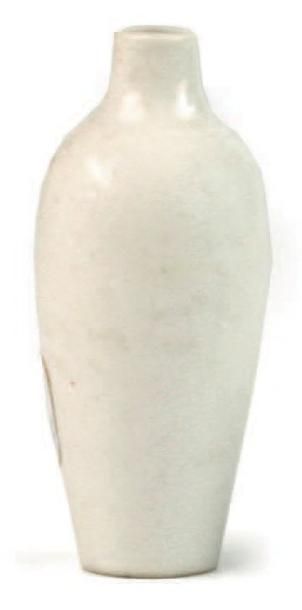 CHINE - XIXe siècle Flacon tabatière en porcelaine blanche incisé sous la couverte...