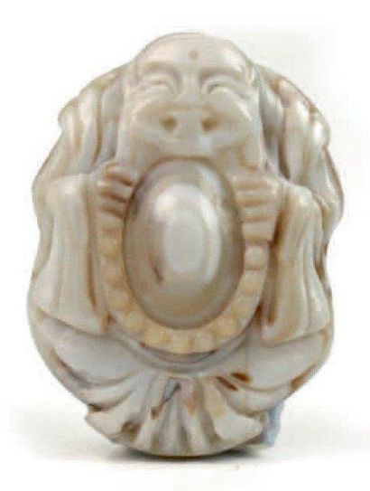 CHINE - XXe siècle Pendentif en agate rubannée gris et blanc sculptée, représentant...