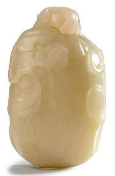 CHINE début XXe siècle Flacon tabatière en néphrite en forme de melon sculpté en...
