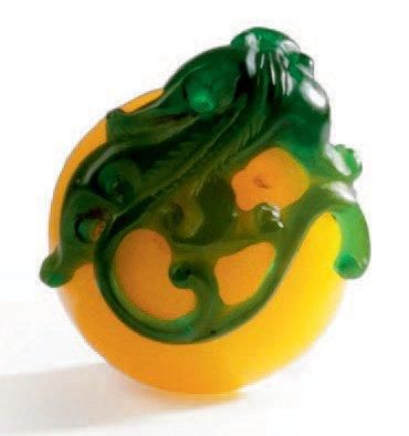 CHINE - XXe siècle Petit flacon tabatière en verre jaune décoré en overlay de verre...