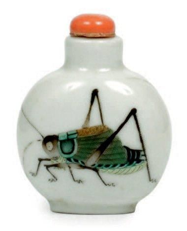 CHINE - XIXe siècle Flacon tabatière en porcelaine décorée en émaux polychromes de...