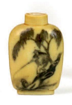 CHINE - XIXe siècle Flacon tabatière en porcelaine décorée en noir et jaune d'un...
