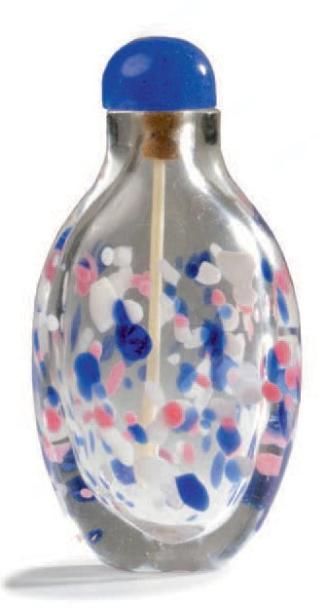 CHINE Flacon tabatière en verre à inclusion de taches bleues, blanches et roses....