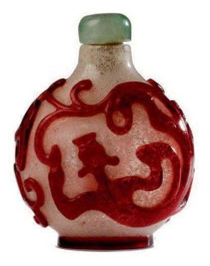 CHINE - XVIIIe siècle Flacon tabatière en verre overlay rouge à décor de chilong...