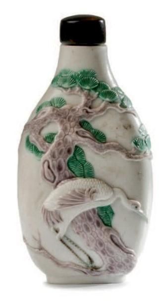 CHINE - XIXe siècle Flacon tabatière en porcelaine moulée et émaillée vert et aubergine...