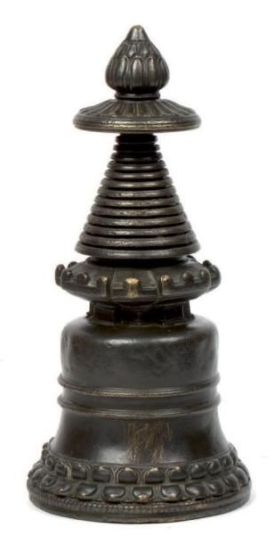 TIBET - XVIe / XVIIe siècle Stupa en bronze à patine brune. Hauteur: 18 cm