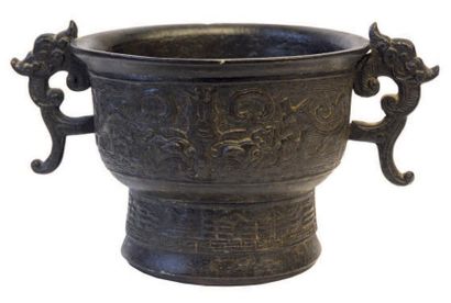 CHINE - Epoque MING (1368 - 1644) Brûle-parfum de forme "gui" en bronze à patine...