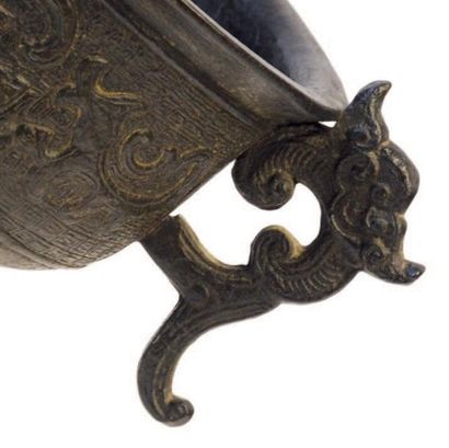 CHINE - Epoque MING (1368 - 1644) Brûle-parfum de forme "gui" en bronze à patine...