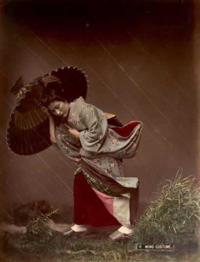 JAPON - Epoque MEIJI (1868 - 1912) Grand album comprenant cent photos rehaussées...