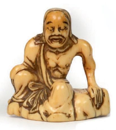 JAPON - Epoque EDO (1603 - 1868) Netsuke en ivoire à patine jaune, ascète assis sur...