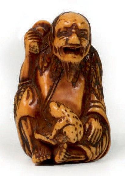 JAPON - XIXE SIÈCLE Netsuke en ivoire à patine jaune, Gama Sennin assis avec son...