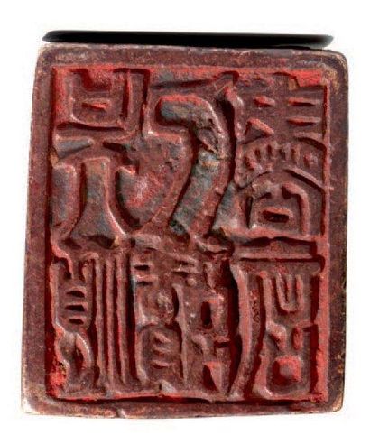 CHINE - XIXe siècle Cachet de forme rectangulaire en bronze, surmonté d'un bouc assis,...