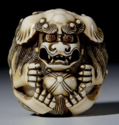 JAPON - Epoque MEIJI (1868 - 1912) Netsuke en ivoire, chimère assise tenant une balle...