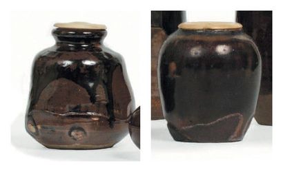 JAPON - Epoque EDO (1603 - 1868) Deux chaïre en grès émaillé brun et noir. Hauteurs:...