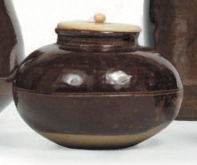 JAPON - Epoque EDO (1603 - 1868) Chaïre en grès émaillé brun. Hauteur: 4,5 cm. Couvercle...
