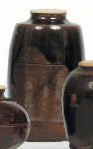 JAPON, Seto - Epoque EDO (1603 - 1868) Chaïre en grès émaillé brun et coulures beiges....
