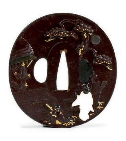 JAPON - Epoque EDO (1603 - 1868) Nagamaru gata en fer à décor ciselé et incrusté...