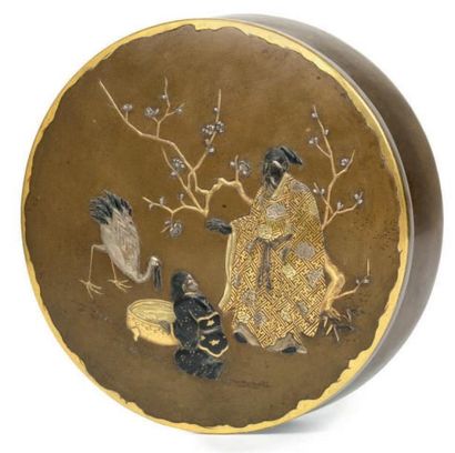 JAPON - Epoque MEIJI (1868 - 1912) Kobako de forme ronde en bronze à patine brune...