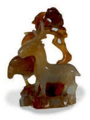 CHINE - XXe siècle Groupe en agate sculptée représentant un cerf et une grue sous...