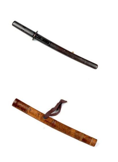 JAPON - Epoque MEIJI (1868 - 1912) Deux bokuto, l'un en bois à patine noire, avec...