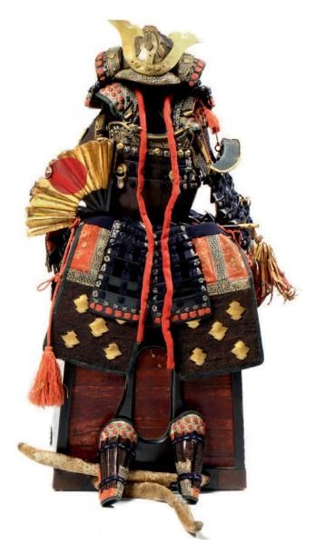 JAPON - Epoque MEIJI (1868 - 1912) Armure miniature en fer, comprenant un o-boshi...