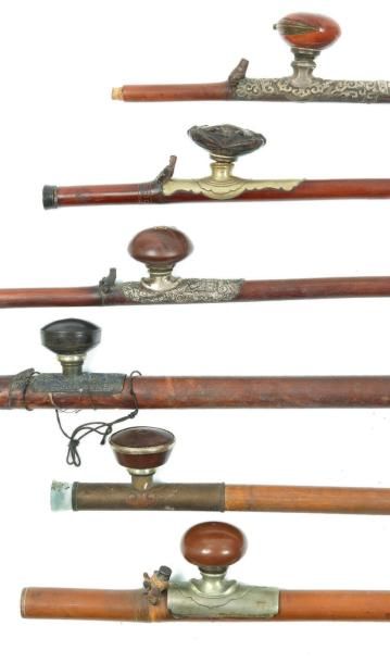 Chine- Début XXème siècle Ensemble de six pipes à opium en bambou, certains embouts...