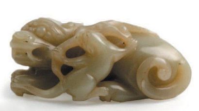 CHINE - XXe siècle Groupe en néphrite céladon, chimère couchée avec son petit. Longueur:...