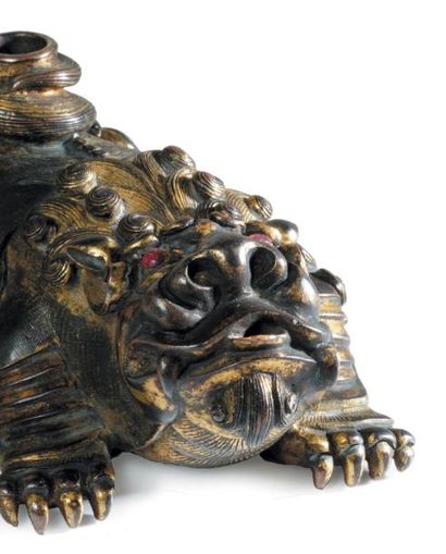 CHINE - Epoque QING (1644 - 1911) Compte-gouttes en bronze à traces de dorure, en...