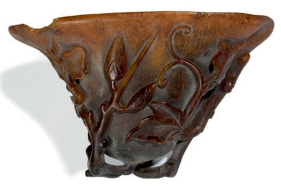 CHINE - XVIIIe siècle Coupe libatoire en corne de rhinocéros à décor sculpté en relief...