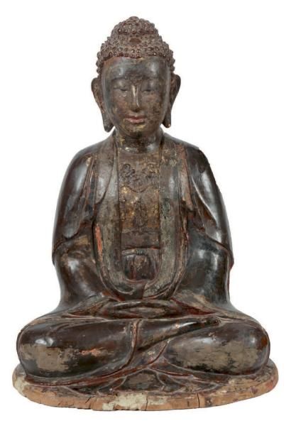 CHINE du Sud - XVIIe siècle Statue en bois laqué or et polychrome, bouddha assis...