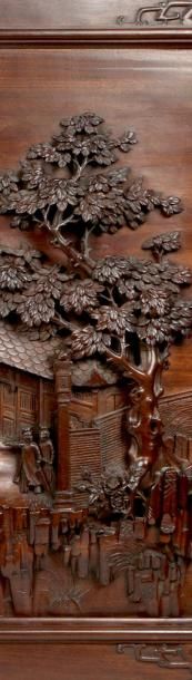 VIETNAM - Début XXe siècle Panneau rectangulaire en bois sculpté en haut relief d'une...