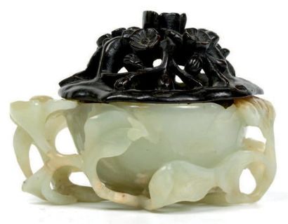 CHINE - XVIIe siècle Coupe en forme de fleur de prunier en néphrite céladon et gris,...