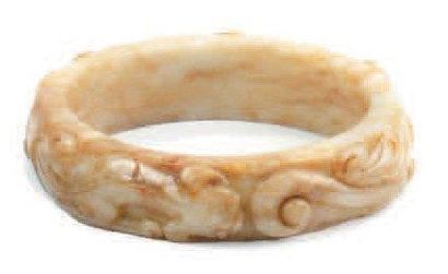 CHINE - XIXe siècle Bracelet en néphrite céladon beige et rouille à décor de chilong...