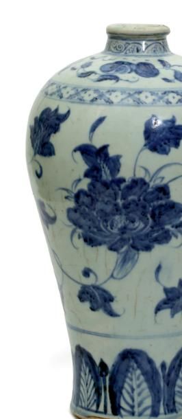 CHINE - XVe siècle Vase de forme meiping en porcelaine décorée en bleu sous couverte...