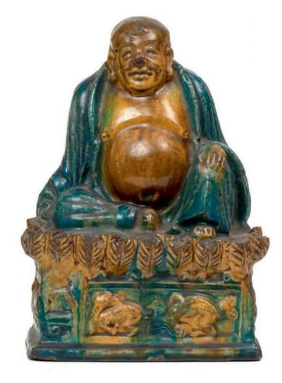 CHINE - Epoque MING (1368 - 1644) Statutte de Budai assis en rajalilasana sur une...