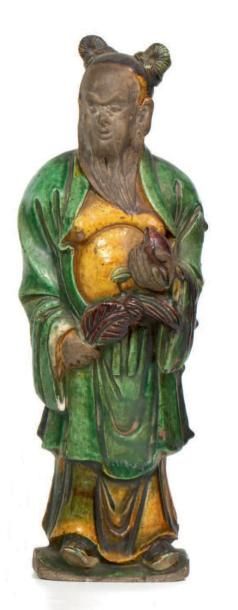 CHINE - Epoque MING (1368 - 1644) Statuette de Shoulao debout en grès émaillé vert...