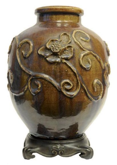 CHINE - Shiwan (Guangdong) - XIX siècle Pot de forme balustre en grès émaillé brun...