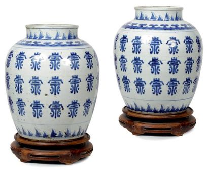 CHINE - XVIIe siècle Paire de pots balustres en porcelaine décorée en bleu sous couverte...