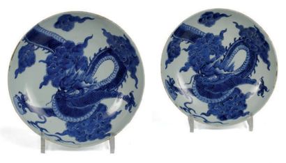 CHINE - XIXe siècle Paire de coupes en porcelaine décorée en bleu sous couverte d'un...