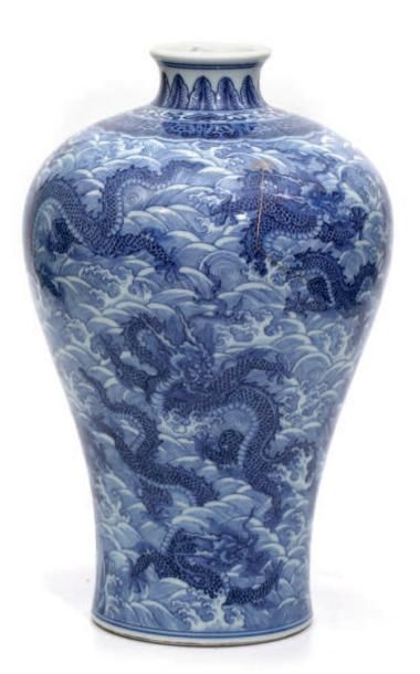 CHINE - XXe siècle Vase de forme "meiping" en porcelaine décorée en bleu sous couverte...