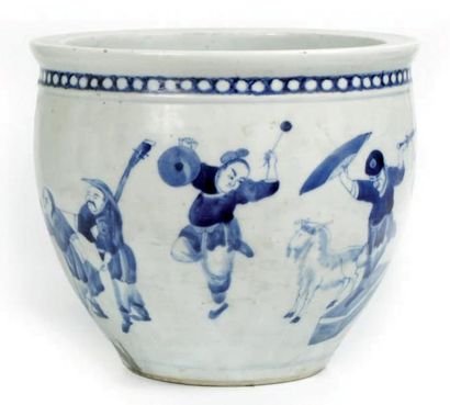 CHINE - XIXe siècle Jardinière en porcelaine décorée en bleu sous couverte de musiciens,...